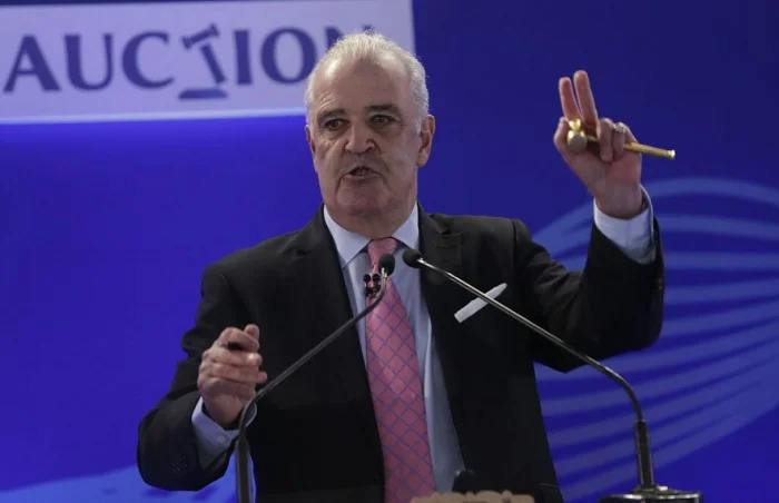 Auctioneer Hugh Edmeades Faints during IPL Auction 2022, Event Halted Due to Medical Emergency