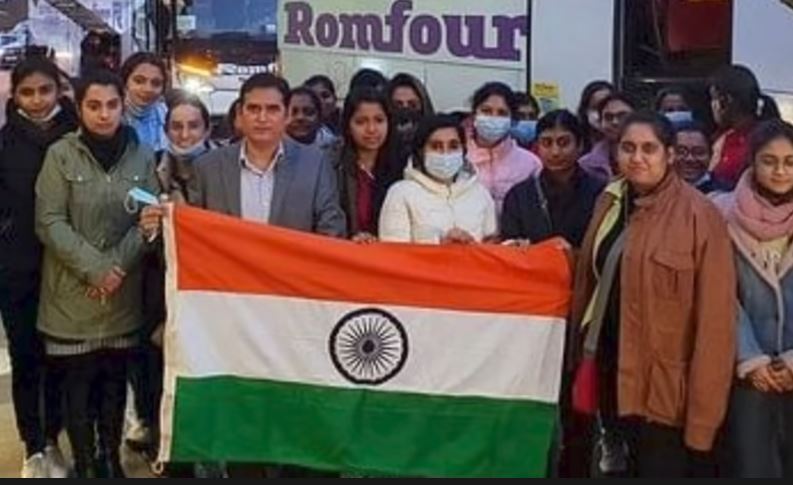 Pakistani & Turkish Students Uses Indian Flag to Cross Ukrain Border