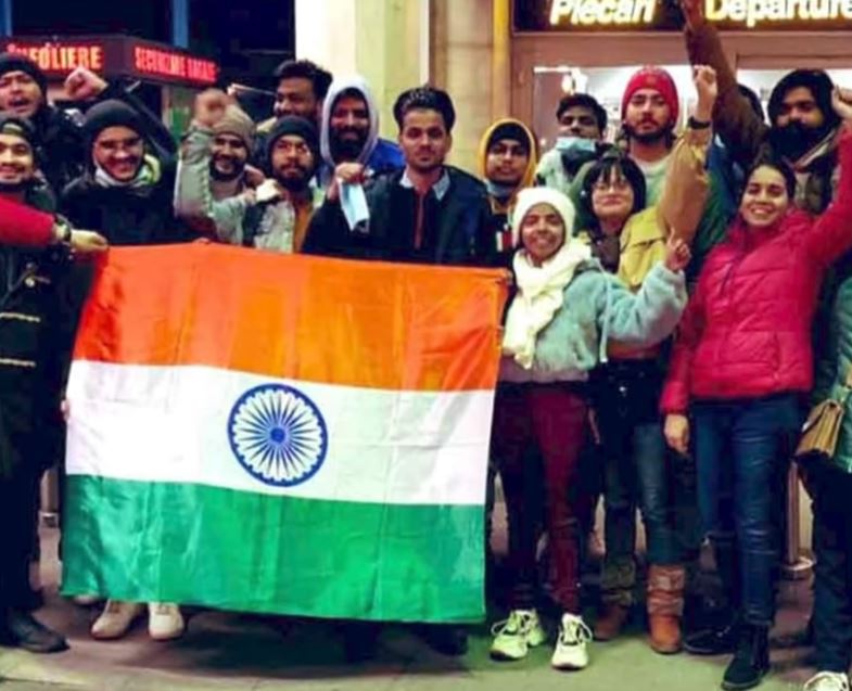Pakistani & Turkish Students Uses Indian Flag to Cross Ukrainians Border Safely - News in Bollywood