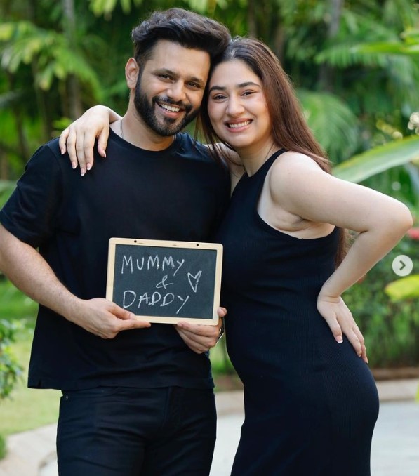 How did Disha Parmar announce her pregnancy?