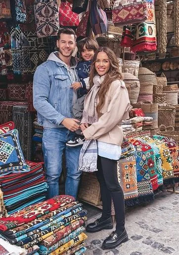 Pilotmadeleine with her husband and kids