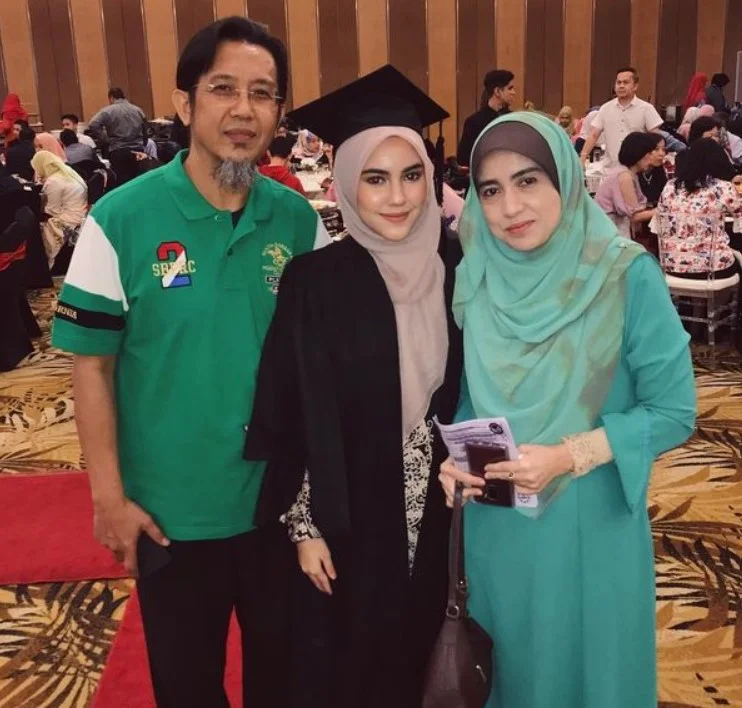 Dahlia Rizal with her parents