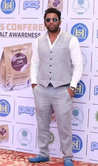 Dipak Chauhan height