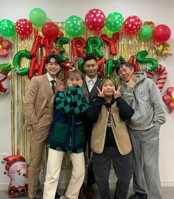 Kang You-Seok with friends