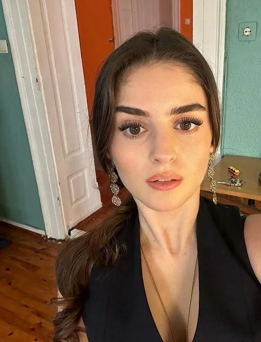 Selen Ozbayrak age