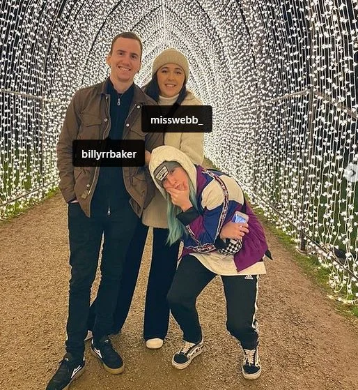 TheBakeey with friends