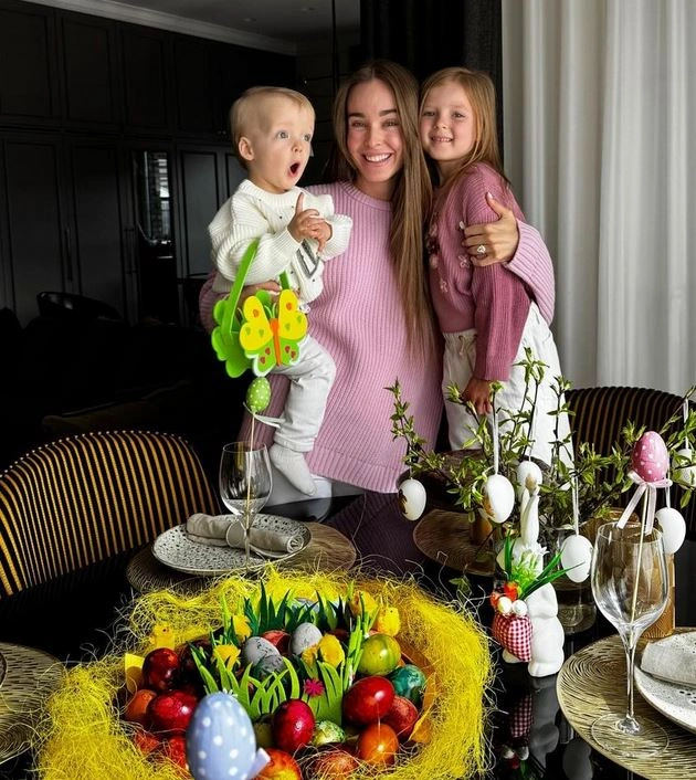 Viktorija Siegel with her kids