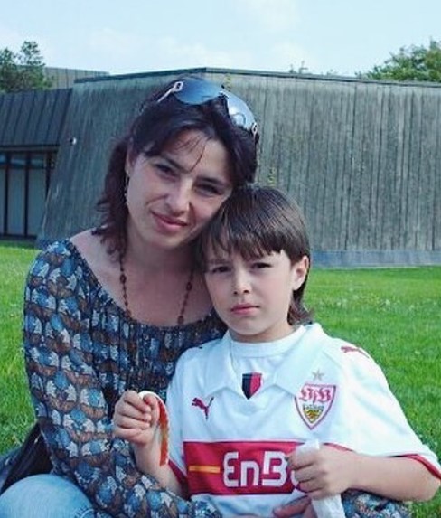 Mario Novembre's childhood image with his mom