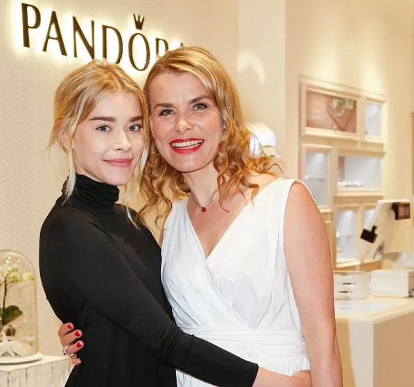 Milena Tscharntke with her mom
