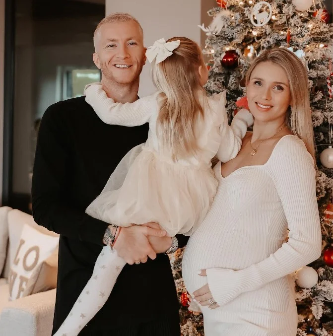 Scarlett Gartmann with her husband and daughter
