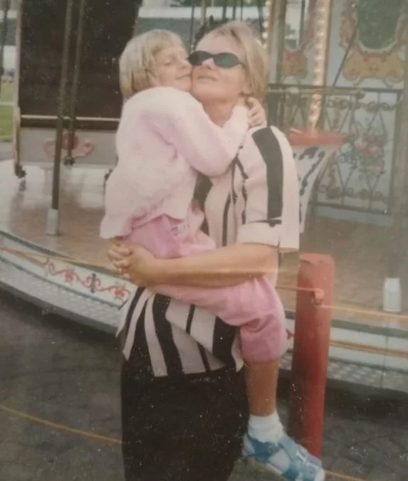Alyona Shikhova's childhood image with her mom