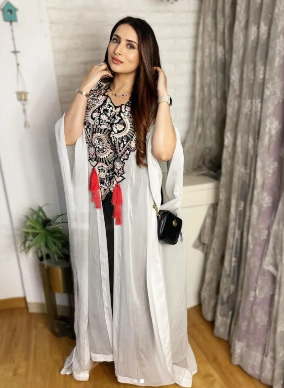 Mehzabeen Coatwala height