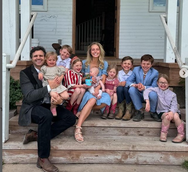 Hannah Neeleman with her husband Daniel and kids