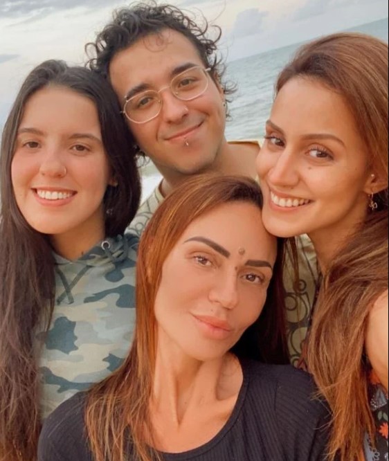 Larissa Bonesi with her mom and siblinfs