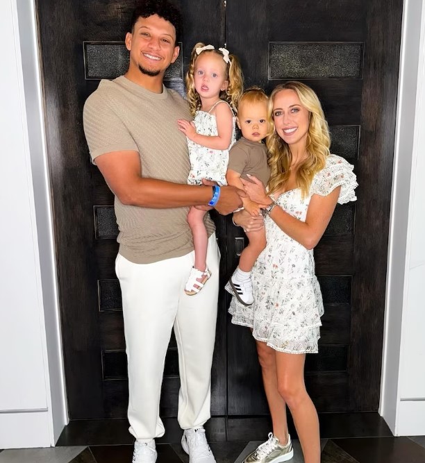 Patrick Mahomes with his wife Btittany and kids
