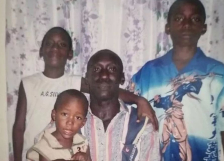 Randy Arozarena's childhood image with his father and siblings