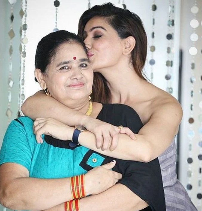 Kangna Sharma with her mother