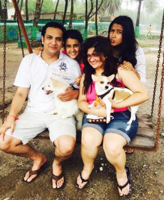Roshni Walia's old image with her damily