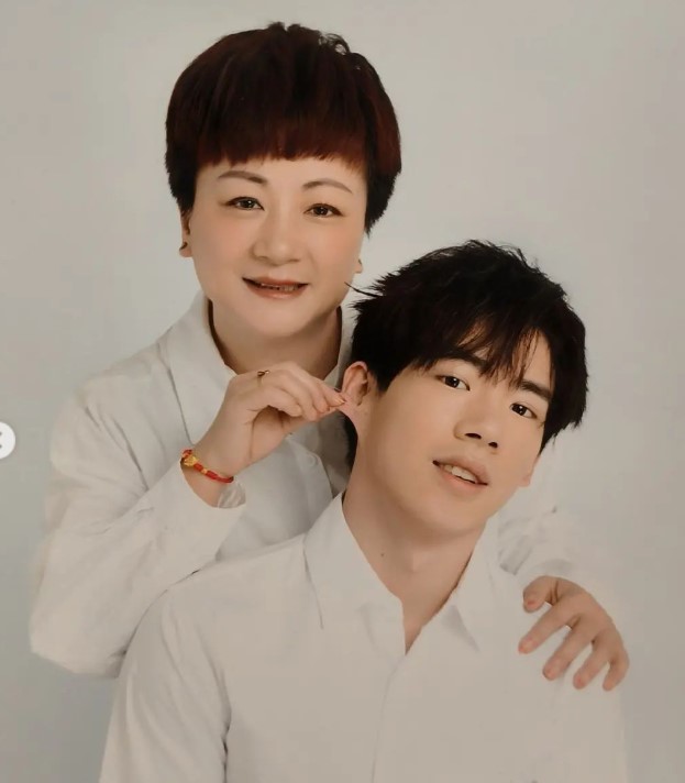 Zhang Boheng with his mother