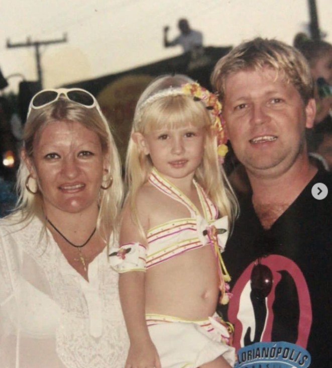 Aline Venzke's childhood image with her parents