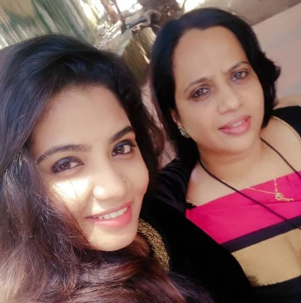 Anshitha Akbarsha with her mom