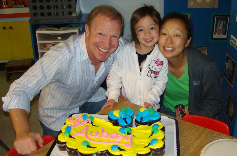 Aubrey Anderson-Emmons with her parents