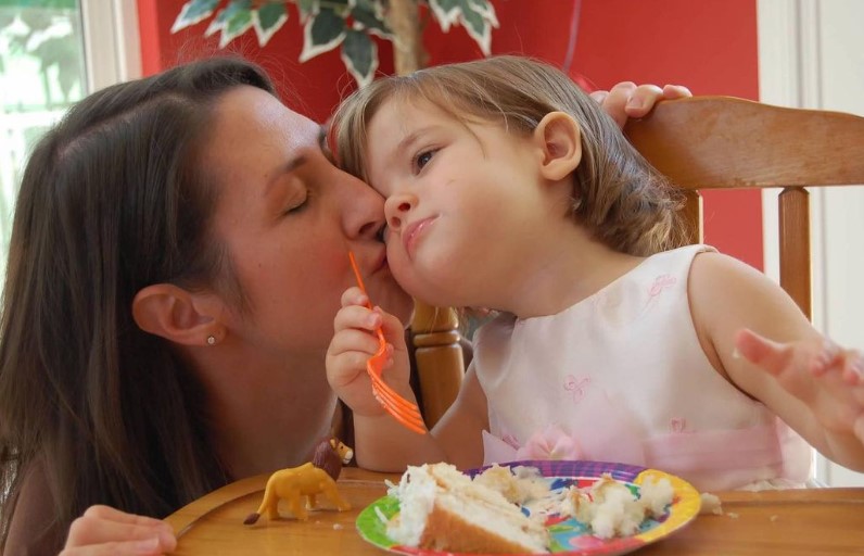 Sissy Sheridan's childhood image with her mom