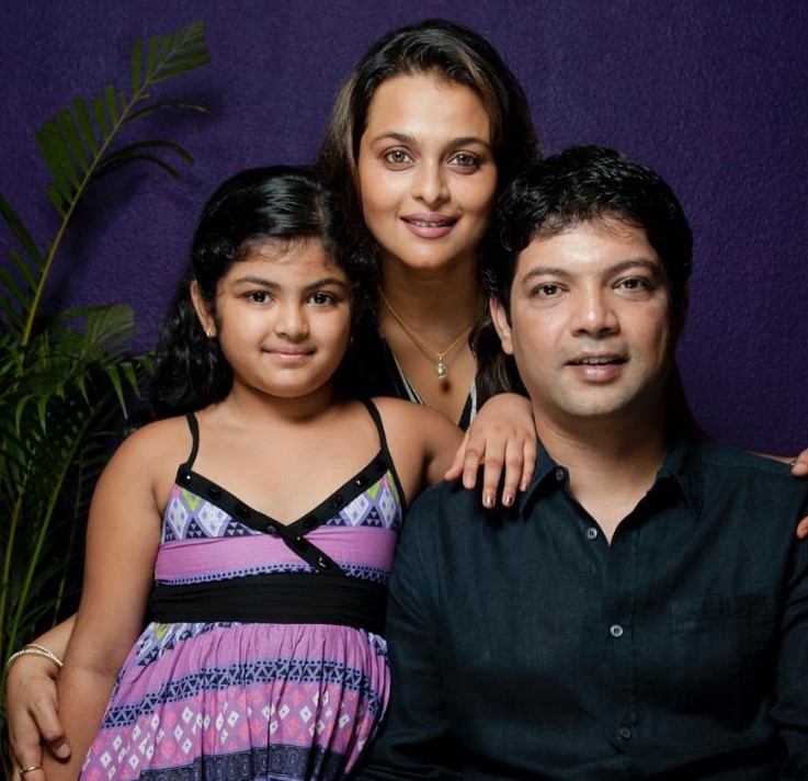 Apresh Ranjit with his wife Shilpa Shirodkar and daughter