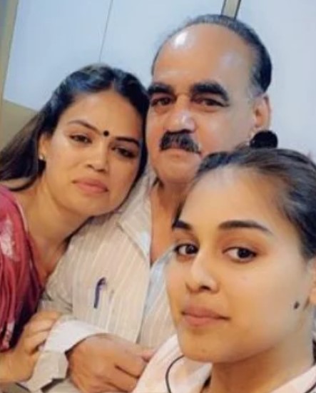 Nazia Elahi Khan with her father and sister