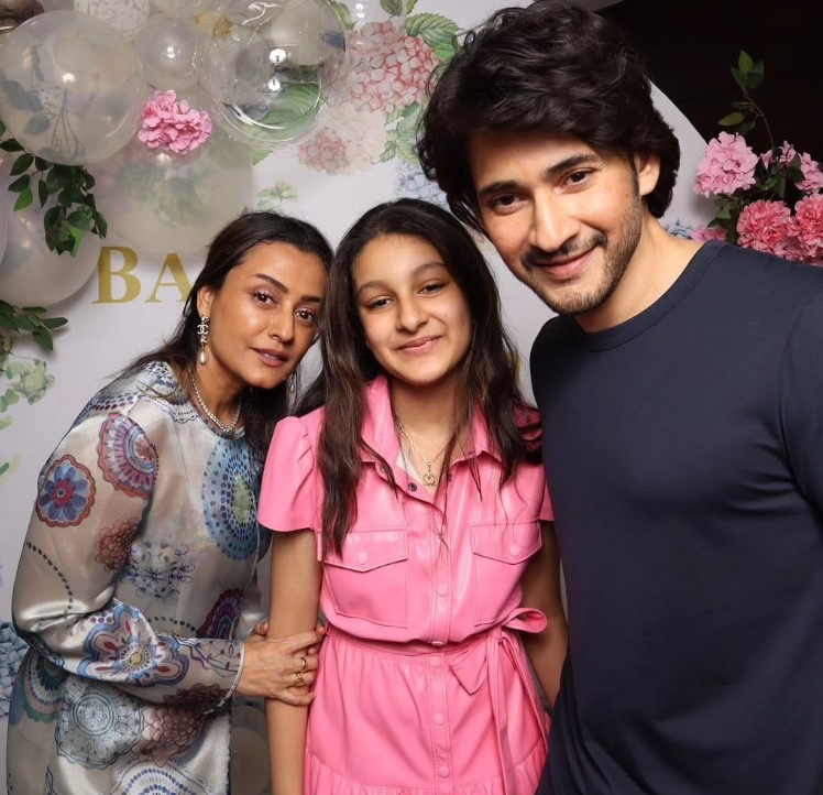 Sitara Ghattamaneni with her parents Mahesh Babu and Namrata Shirodkar