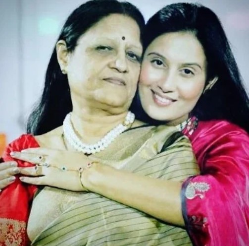 Aanandee Tripathi with her mom