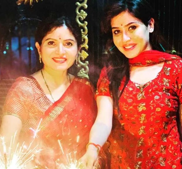 Aishwarya Raj Bhakuni with her mom