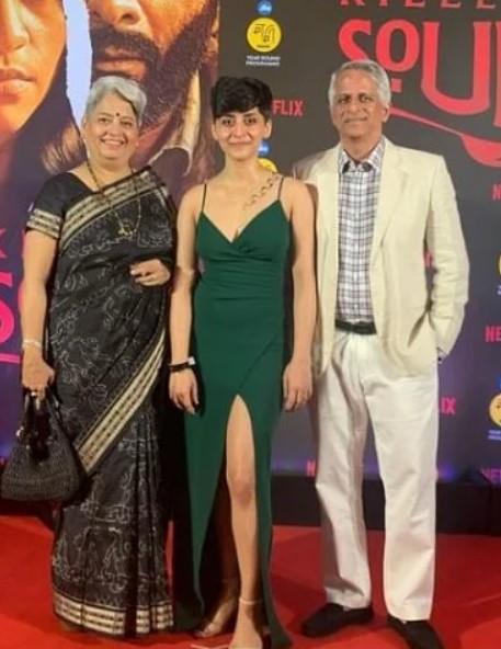 Anula Navlekar with her parents