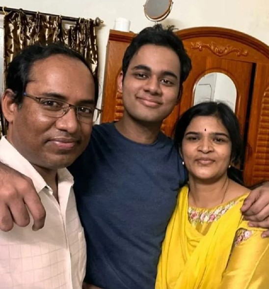 Arjun Erigaisi with his parents