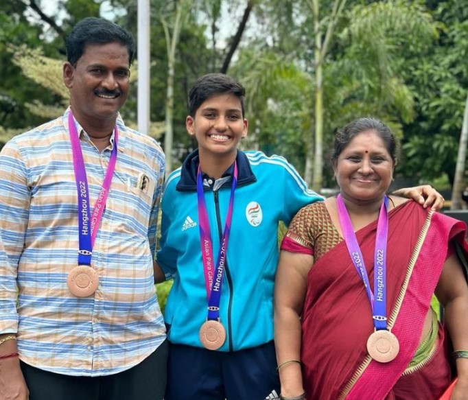 Manisha Ramadass with her parents