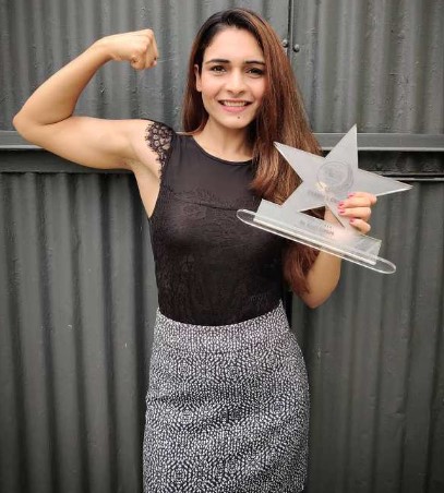 Mukti Gautam winning the award for the Best Fitness Blogger 2019