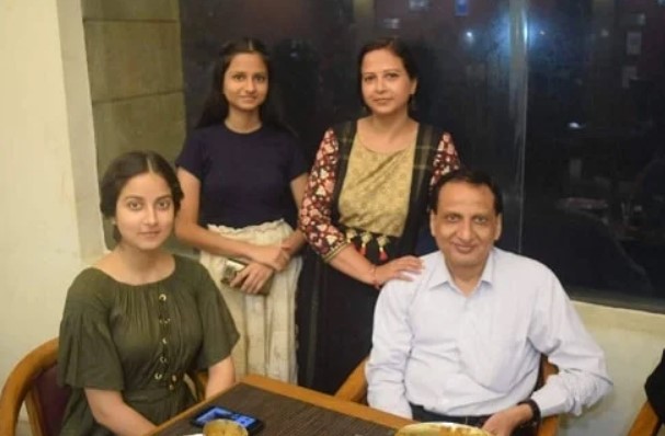 Prerna Lisa with her parents
