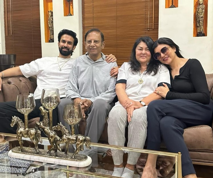 Rajeev Sen with his parents and sister