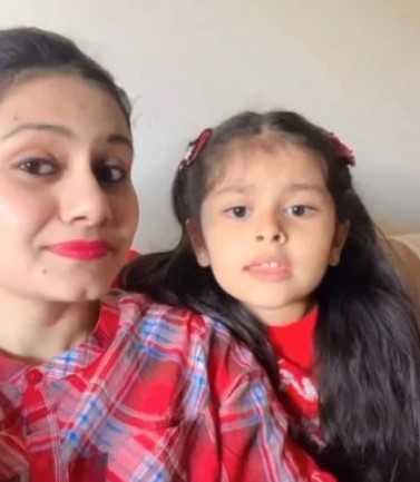 Ssara Palekar with her mom