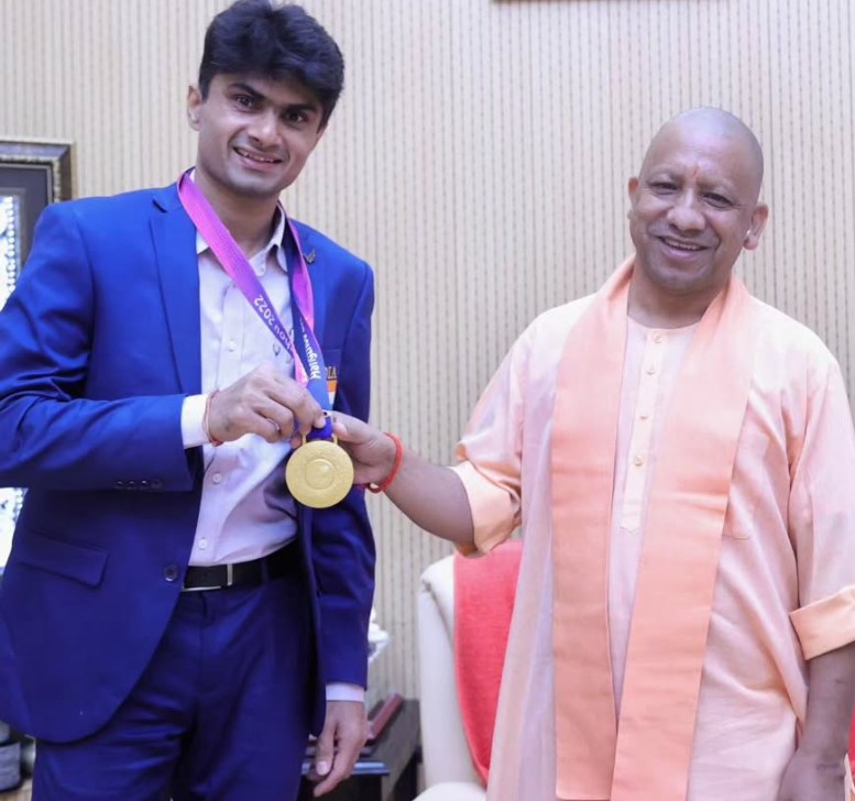 Suhas Lalinakere Yathiraj with Yogi Adityanath