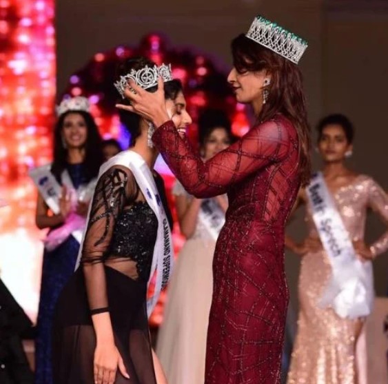 Trisha Shetty being crowned Glamanand Supermodel India 2019 first runner-up