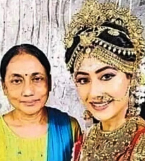 Via Roy Choudhury with her mom