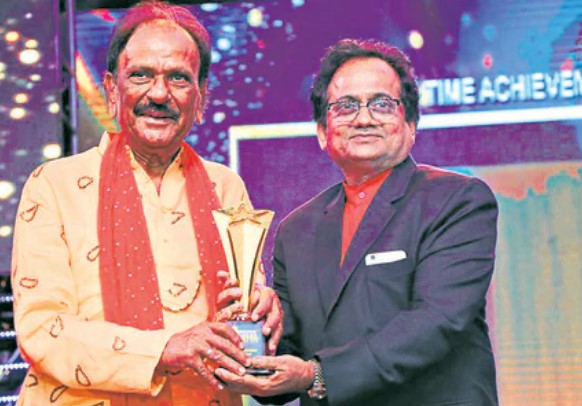 Vijay Khare career