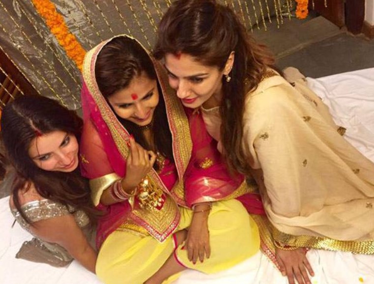 Chhaya Tandon with her mom and sister