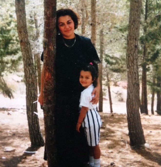 Eve Harlow's childhood image with her mom