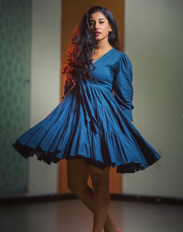 Vishnu Priya Bhimeneni height