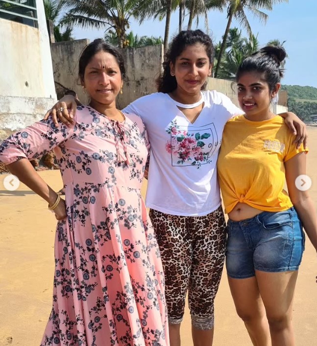 Vishnu Priya Bhimeneni with her mom and sister