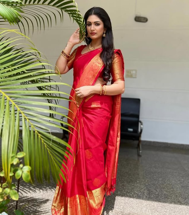 Divya Sridhar height