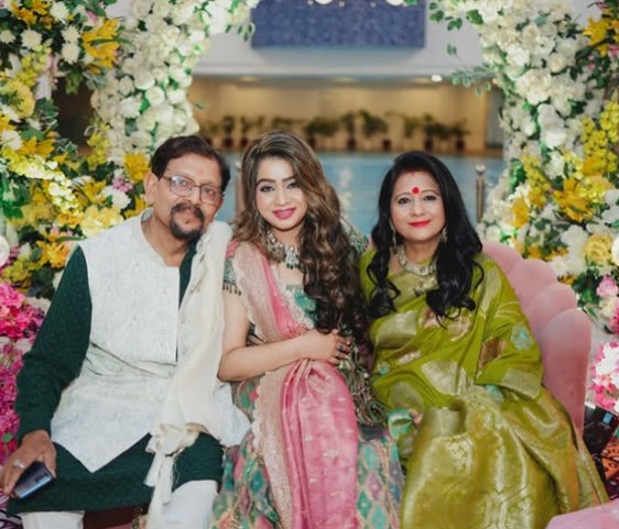 Sakshi Mandwal with her parents