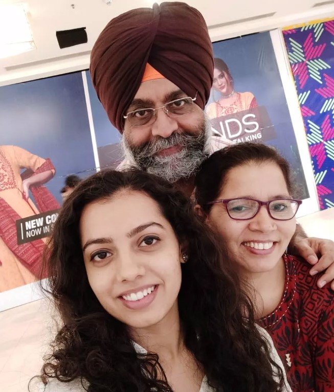 Aanand Priya with her parents